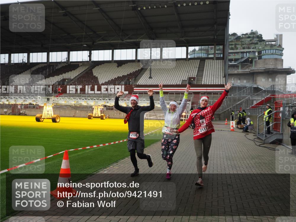 07.12.2025 - St. Pauli X-Mass-Run No. 15 Fabian Wolf http://msf.ph/oto/9421491 07.12.2025 11:46:32 Ziel 954, 2108, 2109, 2111, 2716, 2935, 2941, 3960 meine-sportfotos.de