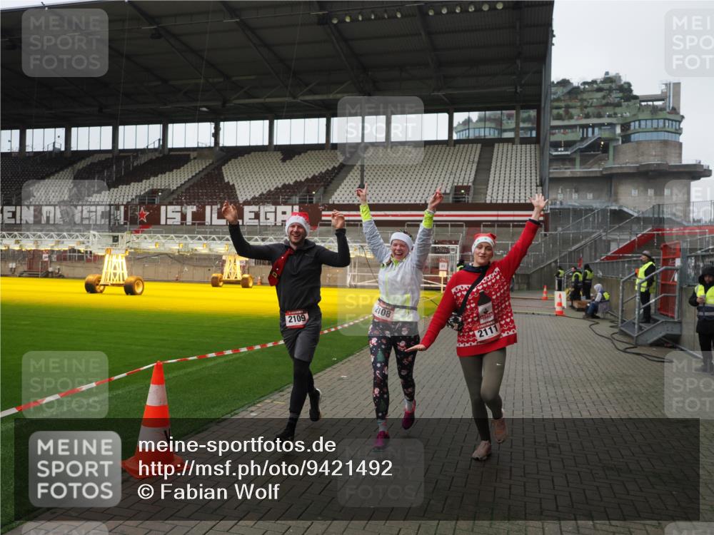 07.12.2025 - St. Pauli X-Mass-Run No. 15 Fabian Wolf http://msf.ph/oto/9421492 07.12.2025 11:46:32 Ziel 954, 2108, 2109, 2111, 2716, 2935, 2941, 3960 meine-sportfotos.de