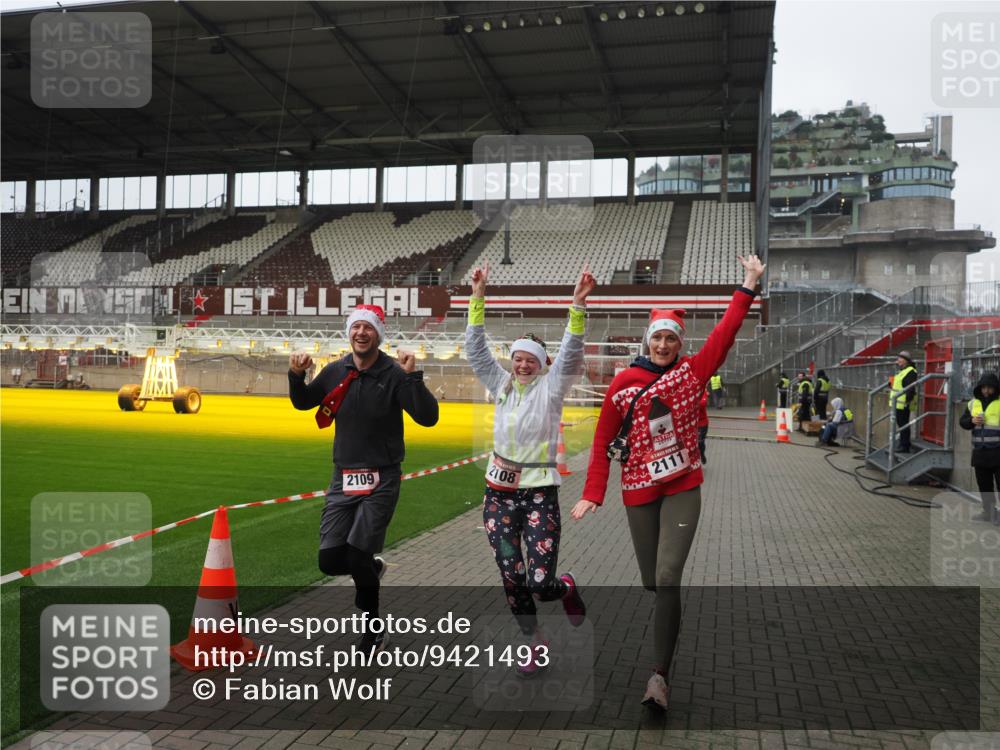 07.12.2025 - St. Pauli X-Mass-Run No. 15 Fabian Wolf http://msf.ph/oto/9421493 07.12.2025 11:46:32 Ziel 954, 2108, 2109, 2111, 2716, 2935, 2941, 3960 meine-sportfotos.de