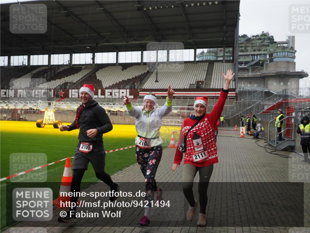 07.12.2025 - St. Pauli X-Mass-Run No. 15 Fabian Wolf http://msf.ph/oto/9421494 07.12.2025 11:46:32 Ziel 954, 2108, 2109, 2111, 2716, 2935, 2941, 3960 meine-sportfotos.de