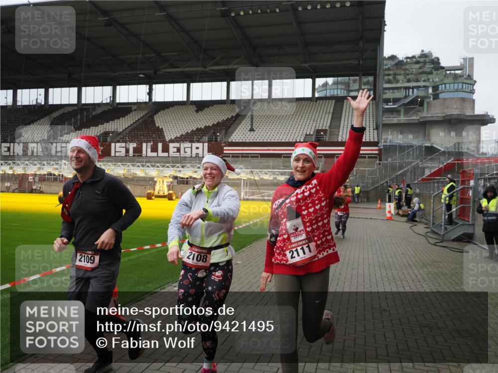 07.12.2025 - St. Pauli X-Mass-Run No. 15 Fabian Wolf http://msf.ph/oto/9421495 07.12.2025 11:46:33 Ziel 2108, 2109, 2111, 2716, 2935, 2941, 3960 meine-sportfotos.de