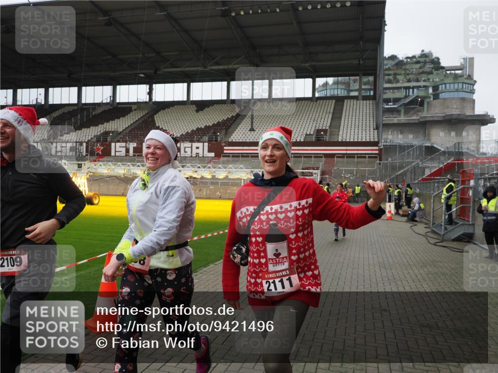 07.12.2025 - St. Pauli X-Mass-Run No. 15 Fabian Wolf http://msf.ph/oto/9421496 07.12.2025 11:46:33 Ziel 2108, 2109, 2111, 2716, 2935, 2941, 3960 meine-sportfotos.de