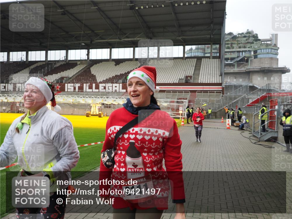 07.12.2025 - St. Pauli X-Mass-Run No. 15 Fabian Wolf http://msf.ph/oto/9421497 07.12.2025 11:46:33 Ziel 2108, 2109, 2111, 2716, 2935, 2941, 3960 meine-sportfotos.de