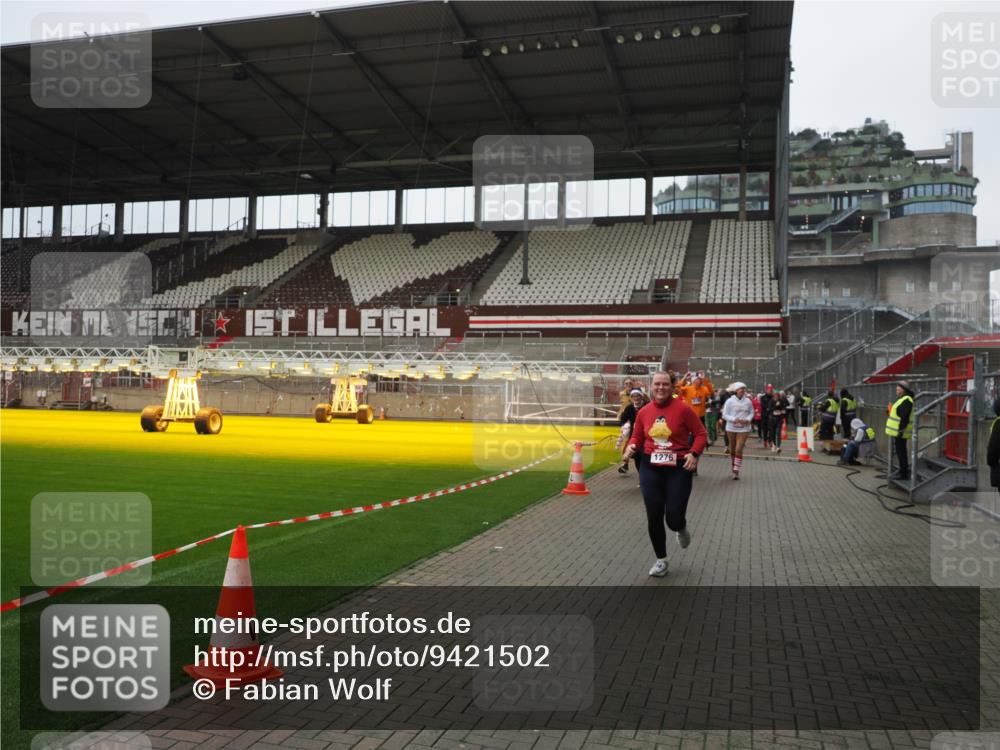 07.12.2025 - St. Pauli X-Mass-Run No. 15 Fabian Wolf http://msf.ph/oto/9421502 07.12.2025 11:46:44 Ziel 346, 371, 642, 649, 903, 987, 1276, 2108, 2109, 2111, 2179, 2180, 2442, 2446, 3960 meine-sportfotos.de