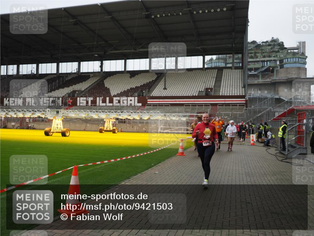 07.12.2025 - St. Pauli X-Mass-Run No. 15 Fabian Wolf http://msf.ph/oto/9421503 07.12.2025 11:46:44 Ziel 346, 371, 642, 649, 903, 987, 1276, 2108, 2109, 2111, 2179, 2180, 2442, 2446, 3960 meine-sportfotos.de