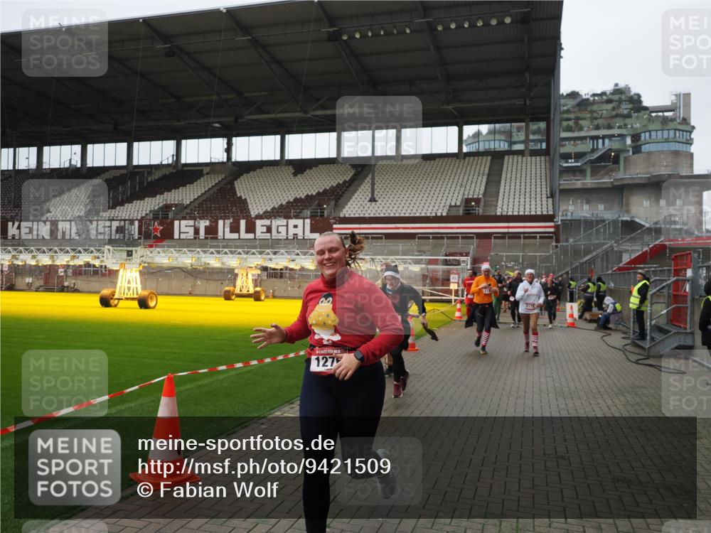 07.12.2025 - St. Pauli X-Mass-Run No. 15 Fabian Wolf http://msf.ph/oto/9421509 07.12.2025 11:46:46 Ziel 346, 371, 570, 609, 642, 649, 903, 978, 987, 1276, 2108, 2109, 2111, 2179, 2180, 2442, 2446, 3960 meine-sportfotos.de