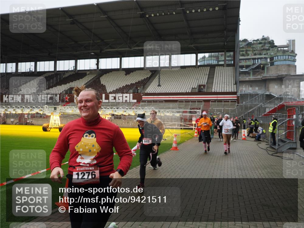 07.12.2025 - St. Pauli X-Mass-Run No. 15 Fabian Wolf http://msf.ph/oto/9421511 07.12.2025 11:46:46 Ziel 346, 371, 570, 609, 642, 649, 903, 978, 987, 1276, 2108, 2109, 2111, 2179, 2180, 2442, 2446, 3960 meine-sportfotos.de