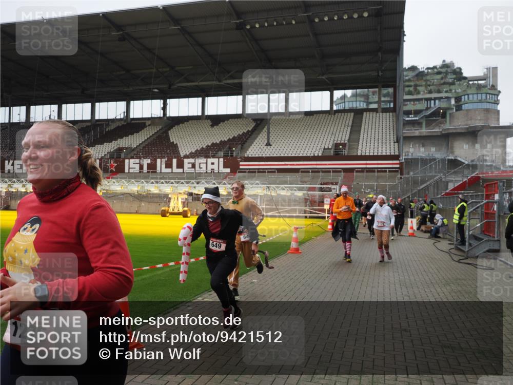 07.12.2025 - St. Pauli X-Mass-Run No. 15 Fabian Wolf http://msf.ph/oto/9421512 07.12.2025 11:46:46 Ziel 346, 371, 570, 609, 642, 649, 903, 978, 987, 1276, 2108, 2109, 2111, 2179, 2180, 2442, 2446, 3960 meine-sportfotos.de