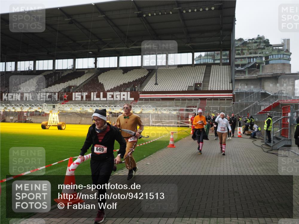 07.12.2025 - St. Pauli X-Mass-Run No. 15 Fabian Wolf http://msf.ph/oto/9421513 07.12.2025 11:46:46 Ziel 346, 371, 570, 609, 642, 649, 903, 978, 987, 1276, 2108, 2109, 2111, 2179, 2180, 2442, 2446, 3960 meine-sportfotos.de
