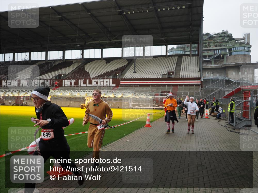07.12.2025 - St. Pauli X-Mass-Run No. 15 Fabian Wolf http://msf.ph/oto/9421514 07.12.2025 11:46:47 Ziel 346, 371, 567, 570, 609, 642, 649, 903, 978, 987, 1276, 2179, 2180, 2442, 2446, 3960 meine-sportfotos.de
