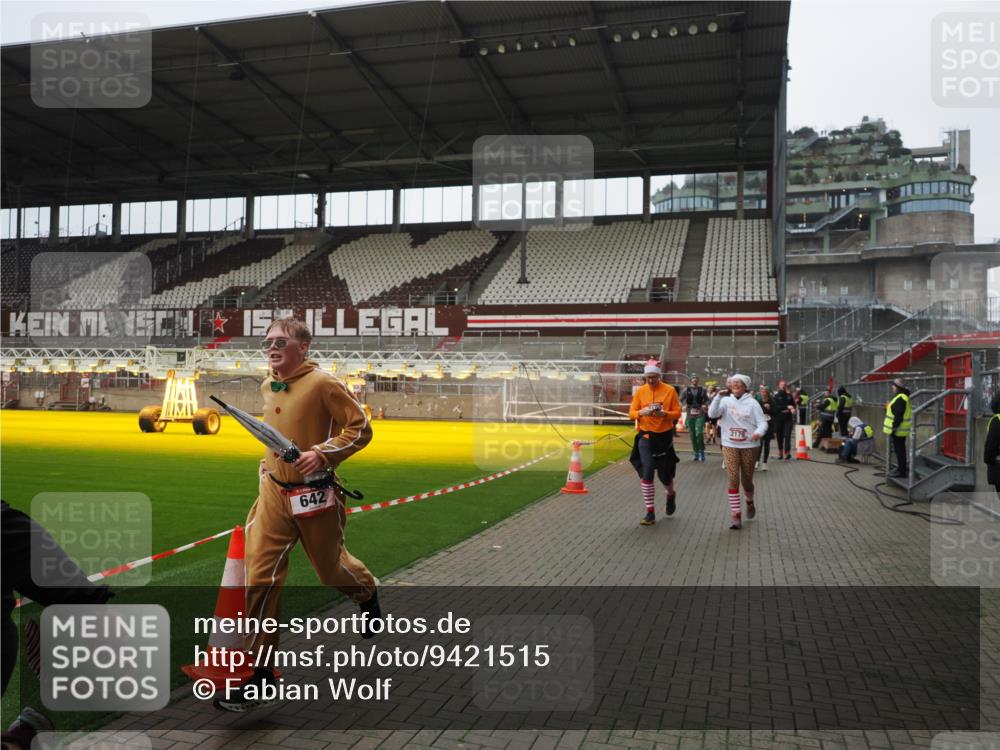 07.12.2025 - St. Pauli X-Mass-Run No. 15 Fabian Wolf http://msf.ph/oto/9421515 07.12.2025 11:46:47 Ziel 346, 371, 567, 570, 609, 642, 649, 903, 978, 987, 1276, 2179, 2180, 2442, 2446, 3960 meine-sportfotos.de