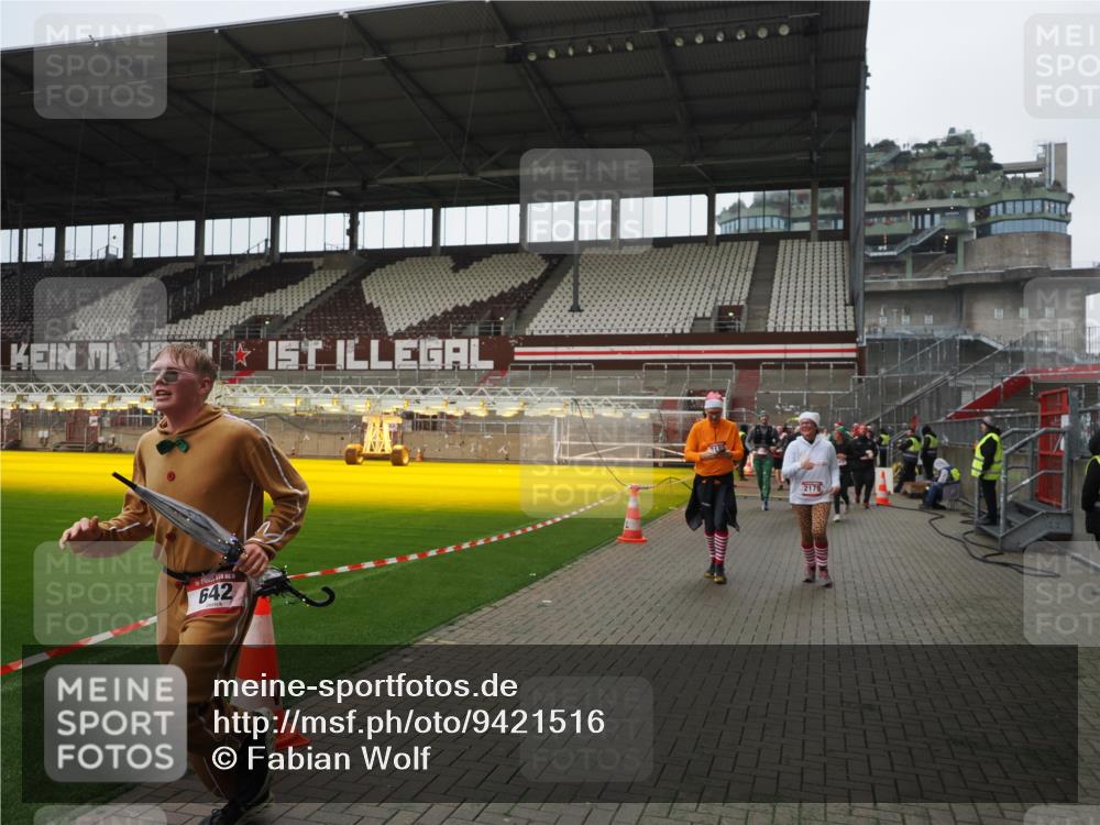 07.12.2025 - St. Pauli X-Mass-Run No. 15 Fabian Wolf http://msf.ph/oto/9421516 07.12.2025 11:46:47 Ziel 346, 371, 567, 570, 609, 642, 649, 903, 978, 987, 1276, 2179, 2180, 2442, 2446, 3960 meine-sportfotos.de