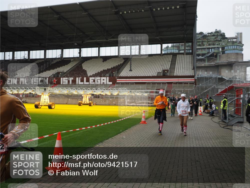 07.12.2025 - St. Pauli X-Mass-Run No. 15 Fabian Wolf http://msf.ph/oto/9421517 07.12.2025 11:46:47 Ziel 346, 371, 567, 570, 609, 642, 649, 903, 978, 987, 1276, 2179, 2180, 2442, 2446, 3960 meine-sportfotos.de