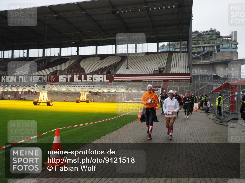 07.12.2025 - St. Pauli X-Mass-Run No. 15 Fabian Wolf http://msf.ph/oto/9421518 07.12.2025 11:46:48 Ziel 346, 371, 567, 570, 609, 640, 642, 649, 903, 978, 987, 1276, 2179, 2180, 2222, 2347, 2442, 2446, 3525 meine-sportfotos.de