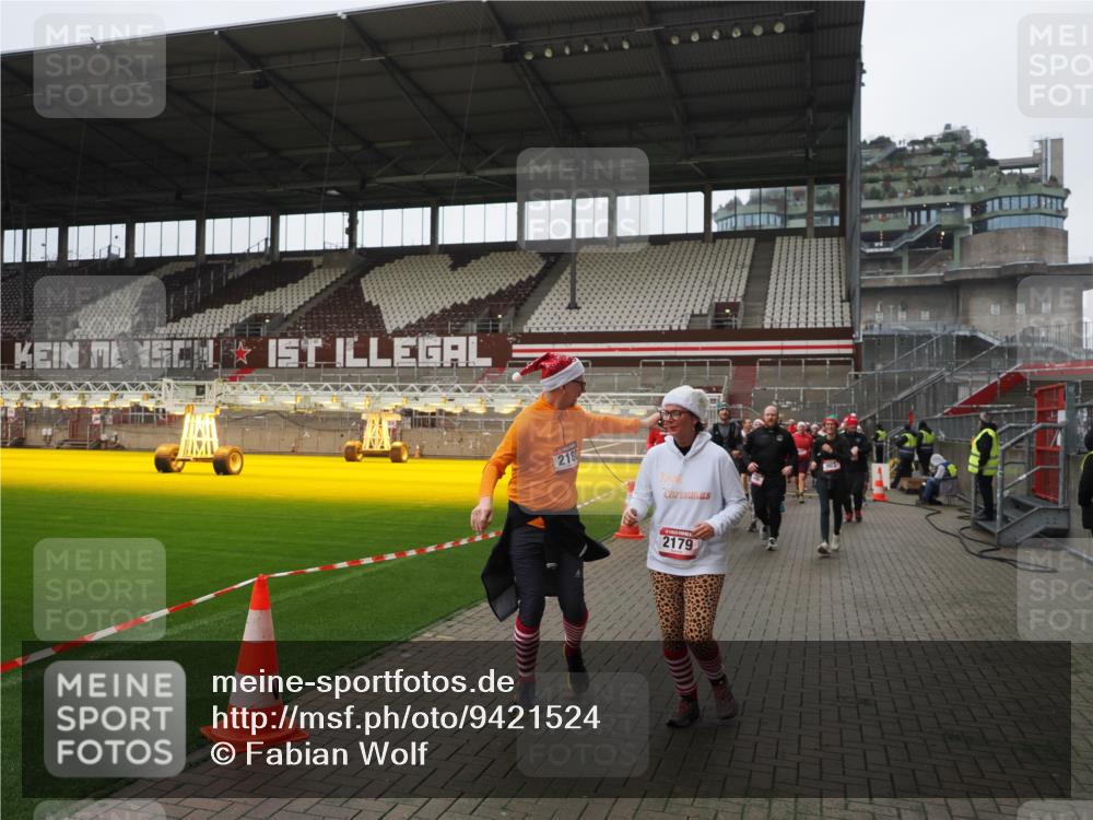 07.12.2025 - St. Pauli X-Mass-Run No. 15 Fabian Wolf http://msf.ph/oto/9421524 07.12.2025 11:46:49 Ziel 346, 371, 567, 570, 609, 640, 642, 645, 647, 649, 903, 978, 987, 1276, 2179, 2180, 2222, 2347, 2442, 2446, 3525, 3924, 3925 meine-sportfotos.de