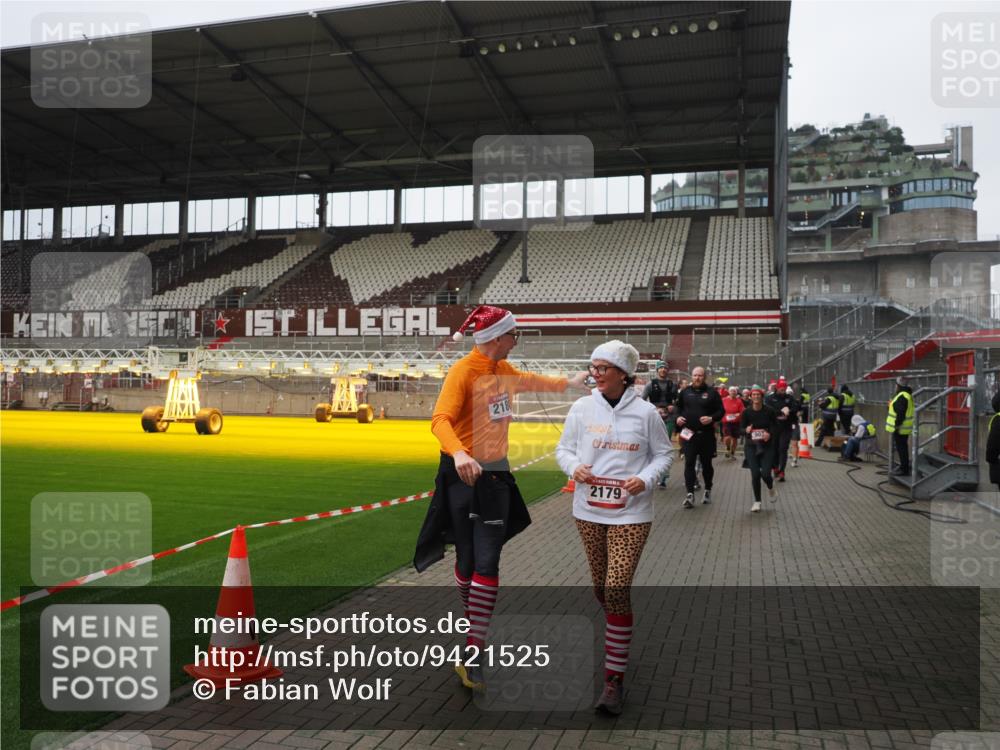 07.12.2025 - St. Pauli X-Mass-Run No. 15 Fabian Wolf http://msf.ph/oto/9421525 07.12.2025 11:46:49 Ziel 346, 371, 567, 570, 609, 640, 642, 645, 647, 649, 903, 978, 987, 1276, 2179, 2180, 2222, 2347, 2442, 2446, 3525, 3924, 3925 meine-sportfotos.de