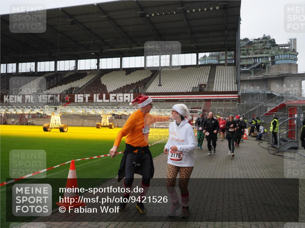 07.12.2025 - St. Pauli X-Mass-Run No. 15 Fabian Wolf http://msf.ph/oto/9421526 07.12.2025 11:46:49 Ziel 346, 371, 567, 570, 609, 640, 642, 645, 647, 649, 903, 978, 987, 1276, 2179, 2180, 2222, 2347, 2442, 2446, 3525, 3924, 3925 meine-sportfotos.de