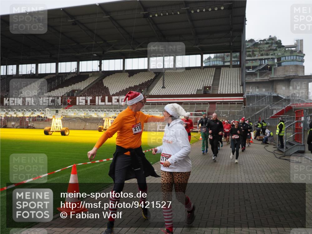 07.12.2025 - St. Pauli X-Mass-Run No. 15 Fabian Wolf http://msf.ph/oto/9421527 07.12.2025 11:46:50 Ziel 346, 371, 567, 570, 609, 640, 642, 645, 647, 649, 903, 978, 987, 1276, 2179, 2180, 2222, 2347, 2442, 2446, 2798, 2928, 3010, 3210, 3525, 3924, 3925 meine-sportfotos.de
