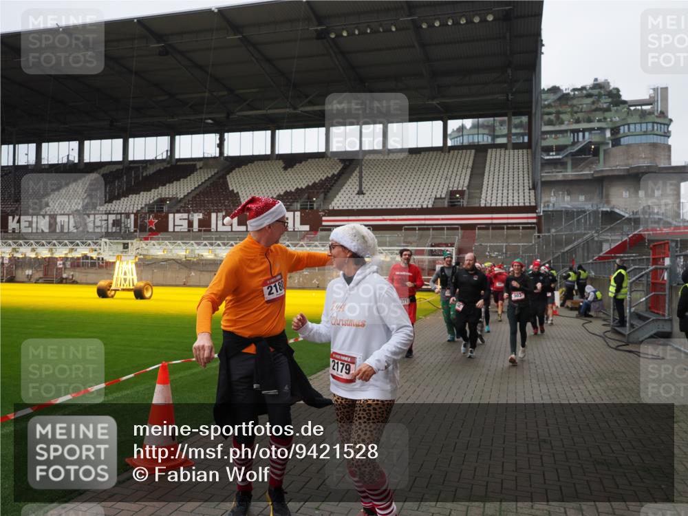 07.12.2025 - St. Pauli X-Mass-Run No. 15 Fabian Wolf http://msf.ph/oto/9421528 07.12.2025 11:46:50 Ziel 346, 371, 567, 570, 609, 640, 642, 645, 647, 649, 903, 978, 987, 1276, 2179, 2180, 2222, 2347, 2442, 2446, 2798, 2928, 3010, 3210, 3525, 3924, 3925 meine-sportfotos.de