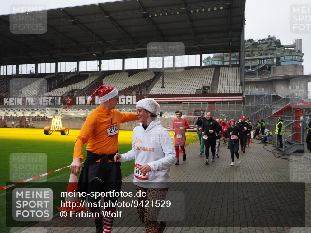 07.12.2025 - St. Pauli X-Mass-Run No. 15 Fabian Wolf http://msf.ph/oto/9421529 07.12.2025 11:46:50 Ziel 346, 371, 567, 570, 609, 640, 642, 645, 647, 649, 903, 978, 987, 1276, 2179, 2180, 2222, 2347, 2442, 2446, 2798, 2928, 3010, 3210, 3525, 3924, 3925 meine-sportfotos.de