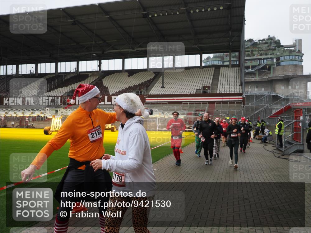 07.12.2025 - St. Pauli X-Mass-Run No. 15 Fabian Wolf http://msf.ph/oto/9421530 07.12.2025 11:46:50 Ziel 346, 371, 567, 570, 609, 640, 642, 645, 647, 649, 903, 978, 987, 1276, 2179, 2180, 2222, 2347, 2442, 2446, 2798, 2928, 3010, 3210, 3525, 3924, 3925 meine-sportfotos.de