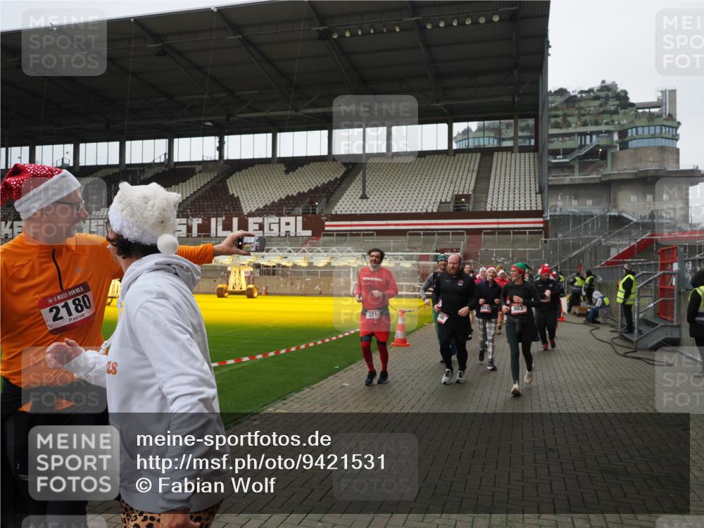 07.12.2025 - St. Pauli X-Mass-Run No. 15 Fabian Wolf http://msf.ph/oto/9421531 07.12.2025 11:46:51 Ziel 346, 371, 567, 570, 609, 640, 642, 645, 647, 649, 903, 978, 987, 1276, 2179, 2180, 2222, 2347, 2442, 2446, 2798, 2928, 3010, 3210, 3525, 3924, 3925 meine-sportfotos.de