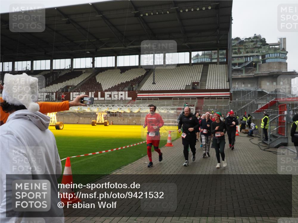 07.12.2025 - St. Pauli X-Mass-Run No. 15 Fabian Wolf http://msf.ph/oto/9421532 07.12.2025 11:46:51 Ziel 346, 371, 567, 570, 609, 640, 642, 645, 647, 649, 903, 978, 987, 1276, 2179, 2180, 2222, 2347, 2442, 2446, 2798, 2928, 3010, 3210, 3525, 3924, 3925 meine-sportfotos.de