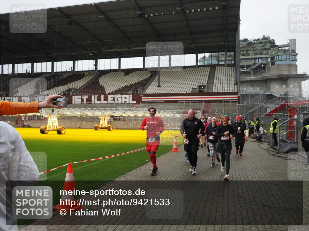 07.12.2025 - St. Pauli X-Mass-Run No. 15 Fabian Wolf http://msf.ph/oto/9421533 07.12.2025 11:46:51 Ziel 346, 371, 567, 570, 609, 640, 642, 645, 647, 649, 903, 978, 987, 1276, 2179, 2180, 2222, 2347, 2442, 2446, 2798, 2928, 3010, 3210, 3525, 3924, 3925 meine-sportfotos.de