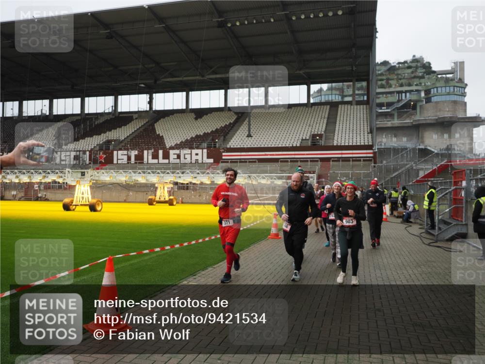 07.12.2025 - St. Pauli X-Mass-Run No. 15 Fabian Wolf http://msf.ph/oto/9421534 07.12.2025 11:46:51 Ziel 346, 371, 567, 570, 609, 640, 642, 645, 647, 649, 903, 978, 987, 1276, 2179, 2180, 2222, 2347, 2442, 2446, 2798, 2928, 3010, 3210, 3525, 3924, 3925 meine-sportfotos.de