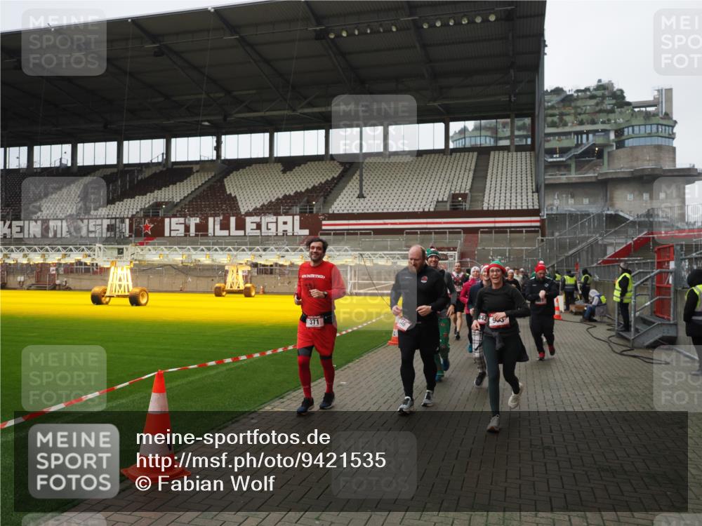 07.12.2025 - St. Pauli X-Mass-Run No. 15 Fabian Wolf http://msf.ph/oto/9421535 07.12.2025 11:46:51 Ziel 346, 371, 567, 570, 609, 640, 642, 645, 647, 649, 903, 978, 987, 1276, 2179, 2180, 2222, 2347, 2442, 2446, 2798, 2928, 3010, 3210, 3525, 3924, 3925 meine-sportfotos.de