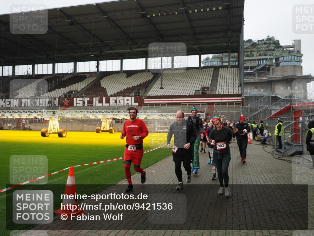 07.12.2025 - St. Pauli X-Mass-Run No. 15 Fabian Wolf http://msf.ph/oto/9421536 07.12.2025 11:46:52 Ziel 346, 371, 567, 570, 609, 640, 642, 645, 647, 649, 903, 978, 987, 1276, 1881, 1882, 2179, 2180, 2182, 2222, 2347, 2442, 2446, 2798, 2928, 3010, 3210, 3525, 3924, 3925, 3961 meine-sportfotos.de
