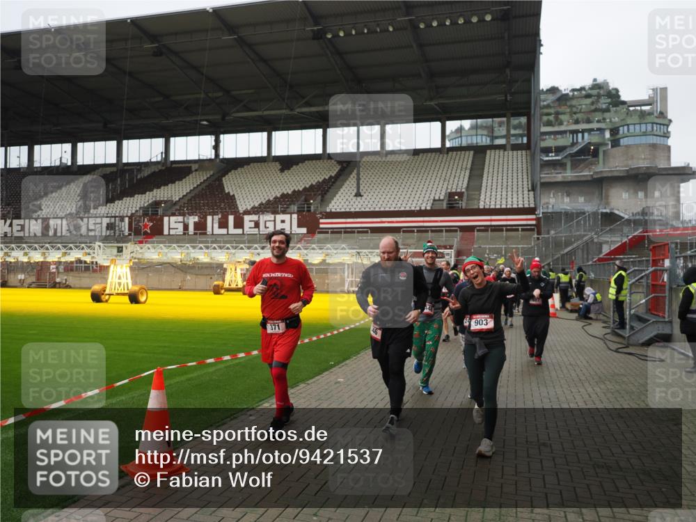 07.12.2025 - St. Pauli X-Mass-Run No. 15 Fabian Wolf http://msf.ph/oto/9421537 07.12.2025 11:46:52 Ziel 346, 371, 567, 570, 609, 640, 642, 645, 647, 649, 903, 978, 987, 1276, 1881, 1882, 2179, 2180, 2182, 2222, 2347, 2442, 2446, 2798, 2928, 3010, 3210, 3525, 3924, 3925, 3961 meine-sportfotos.de