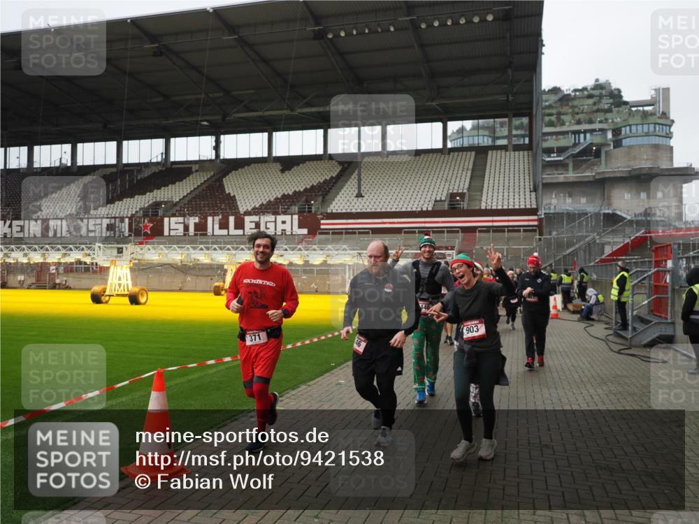 07.12.2025 - St. Pauli X-Mass-Run No. 15 Fabian Wolf http://msf.ph/oto/9421538 07.12.2025 11:46:52 Ziel 346, 371, 567, 570, 609, 640, 642, 645, 647, 649, 903, 978, 987, 1276, 1881, 1882, 2179, 2180, 2182, 2222, 2347, 2442, 2446, 2798, 2928, 3010, 3210, 3525, 3924, 3925, 3961 meine-sportfotos.de