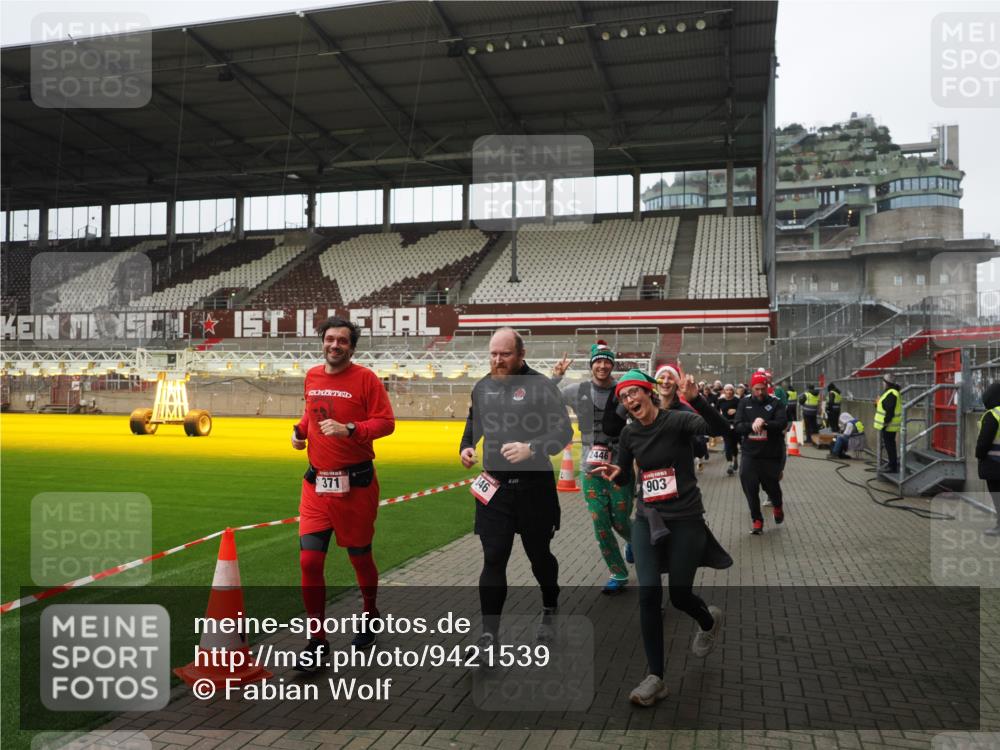 07.12.2025 - St. Pauli X-Mass-Run No. 15 Fabian Wolf http://msf.ph/oto/9421539 07.12.2025 11:46:52 Ziel 346, 371, 567, 570, 609, 640, 642, 645, 647, 649, 903, 978, 987, 1276, 1881, 1882, 2179, 2180, 2182, 2222, 2347, 2442, 2446, 2798, 2928, 3010, 3210, 3525, 3924, 3925, 3961 meine-sportfotos.de