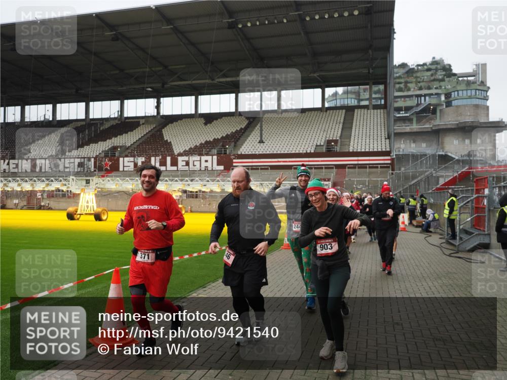 07.12.2025 - St. Pauli X-Mass-Run No. 15 Fabian Wolf http://msf.ph/oto/9421540 07.12.2025 11:46:52 Ziel 346, 371, 567, 570, 609, 640, 642, 645, 647, 649, 903, 978, 987, 1276, 1881, 1882, 2179, 2180, 2182, 2222, 2347, 2442, 2446, 2798, 2928, 3010, 3210, 3525, 3924, 3925, 3961 meine-sportfotos.de
