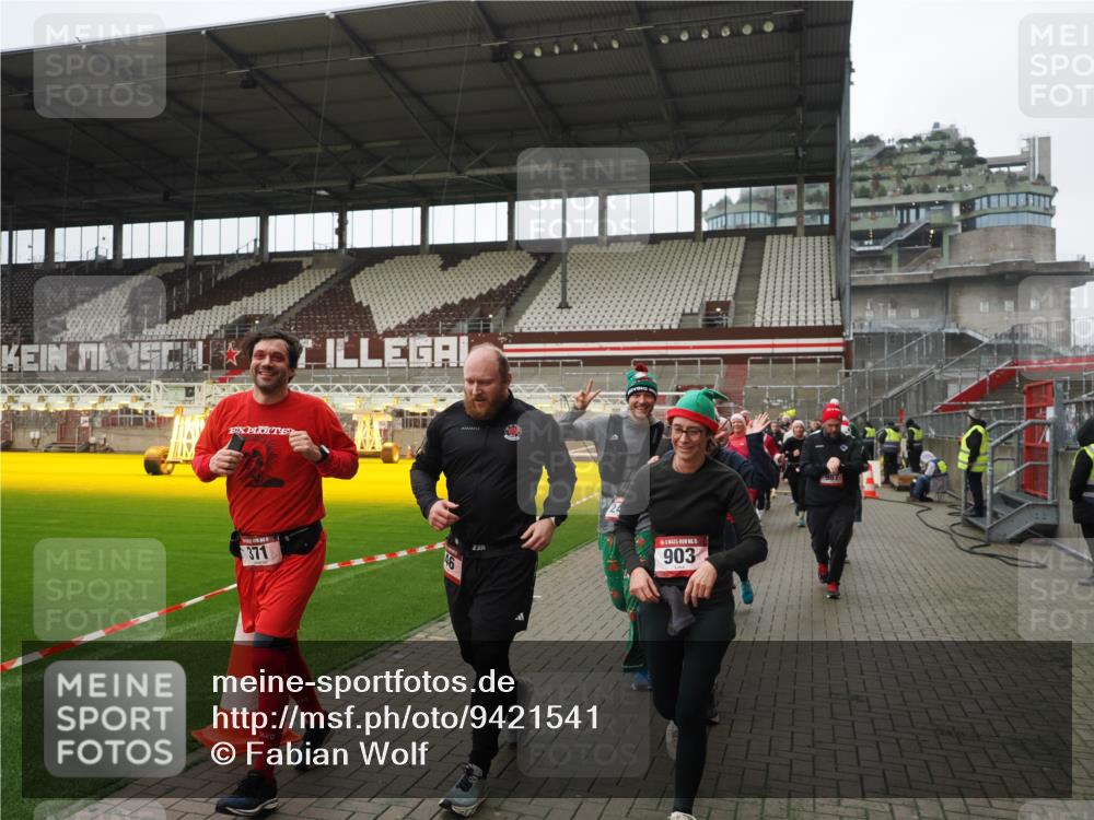 07.12.2025 - St. Pauli X-Mass-Run No. 15 Fabian Wolf http://msf.ph/oto/9421541 07.12.2025 11:46:53 Ziel 346, 371, 567, 570, 609, 640, 642, 645, 647, 649, 903, 978, 987, 1276, 1881, 1882, 2047, 2114, 2179, 2180, 2182, 2222, 2347, 2442, 2446, 2798, 2928, 3010, 3210, 3525, 3777, 3924, 3925, 3961 meine-sportfotos.de