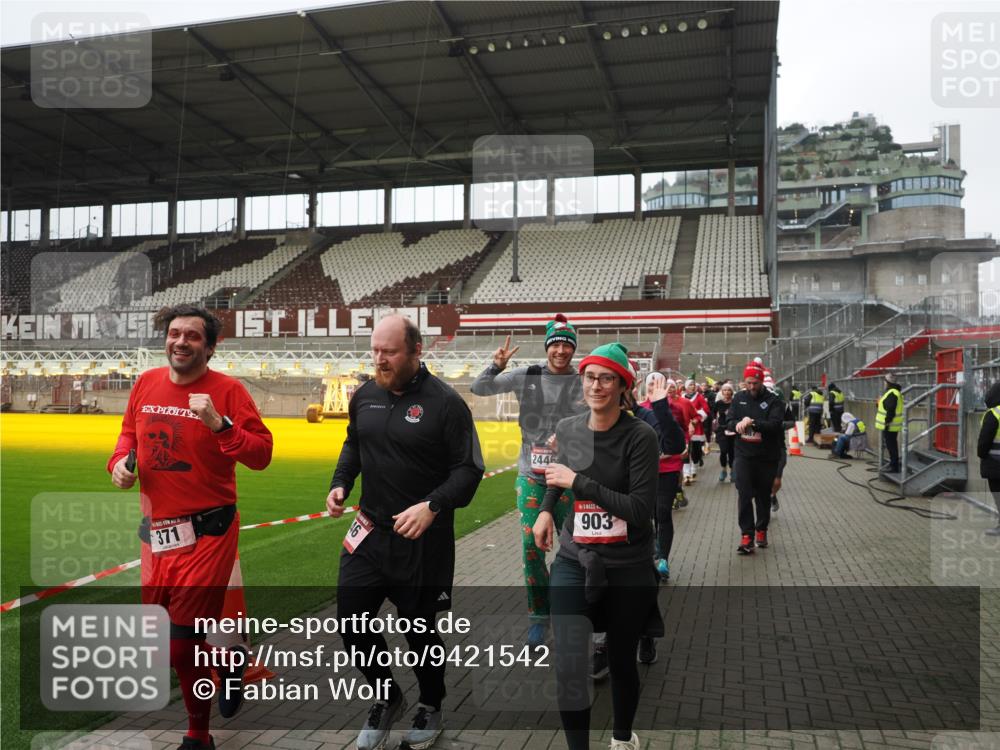 07.12.2025 - St. Pauli X-Mass-Run No. 15 Fabian Wolf http://msf.ph/oto/9421542 07.12.2025 11:46:53 Ziel 346, 371, 567, 570, 609, 640, 642, 645, 647, 649, 903, 978, 987, 1276, 1881, 1882, 2047, 2114, 2179, 2180, 2182, 2222, 2347, 2442, 2446, 2798, 2928, 3010, 3210, 3525, 3777, 3924, 3925, 3961 meine-sportfotos.de