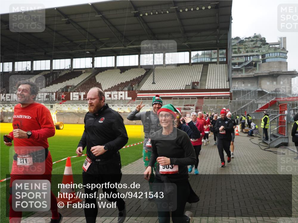 07.12.2025 - St. Pauli X-Mass-Run No. 15 Fabian Wolf http://msf.ph/oto/9421543 07.12.2025 11:46:53 Ziel 346, 371, 567, 570, 609, 640, 642, 645, 647, 649, 903, 978, 987, 1276, 1881, 1882, 2047, 2114, 2179, 2180, 2182, 2222, 2347, 2442, 2446, 2798, 2928, 3010, 3210, 3525, 3777, 3924, 3925, 3961 meine-sportfotos.de