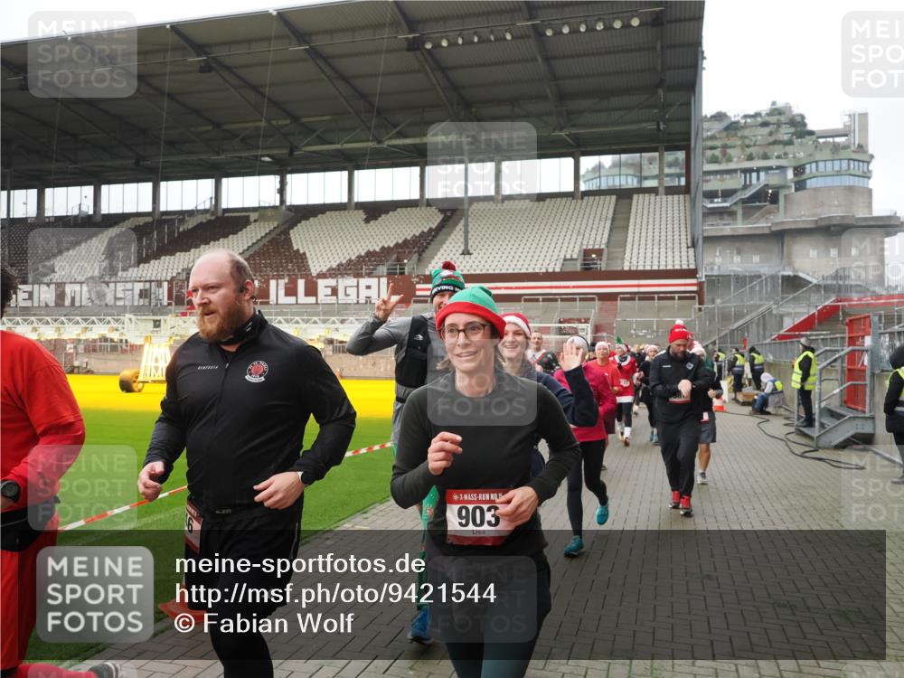 07.12.2025 - St. Pauli X-Mass-Run No. 15 Fabian Wolf http://msf.ph/oto/9421544 07.12.2025 11:46:53 Ziel 346, 371, 567, 570, 609, 640, 642, 645, 647, 649, 903, 978, 987, 1276, 1881, 1882, 2047, 2114, 2179, 2180, 2182, 2222, 2347, 2442, 2446, 2798, 2928, 3010, 3210, 3525, 3777, 3924, 3925, 3961 meine-sportfotos.de
