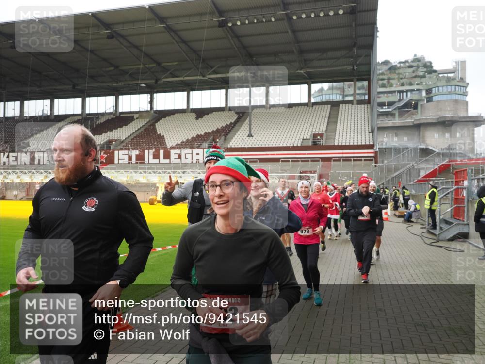 07.12.2025 - St. Pauli X-Mass-Run No. 15 Fabian Wolf http://msf.ph/oto/9421545 07.12.2025 11:46:53 Ziel 346, 371, 567, 570, 609, 640, 642, 645, 647, 649, 903, 978, 987, 1276, 1881, 1882, 2047, 2114, 2179, 2180, 2182, 2222, 2347, 2442, 2446, 2798, 2928, 3010, 3210, 3525, 3777, 3924, 3925, 3961 meine-sportfotos.de