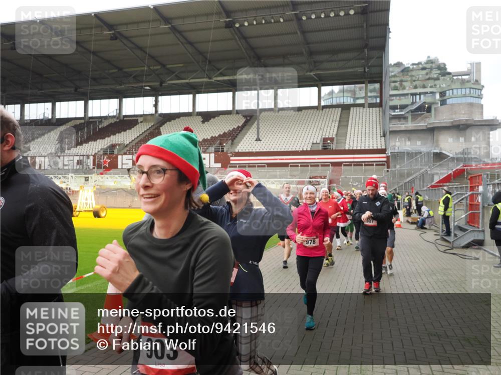 07.12.2025 - St. Pauli X-Mass-Run No. 15 Fabian Wolf http://msf.ph/oto/9421546 07.12.2025 11:46:54 Ziel 346, 371, 567, 570, 609, 640, 642, 645, 647, 649, 903, 978, 987, 1276, 1881, 1882, 2047, 2114, 2179, 2180, 2182, 2222, 2347, 2442, 2446, 2798, 2928, 3010, 3210, 3525, 3777, 3924, 3925, 3961 meine-sportfotos.de