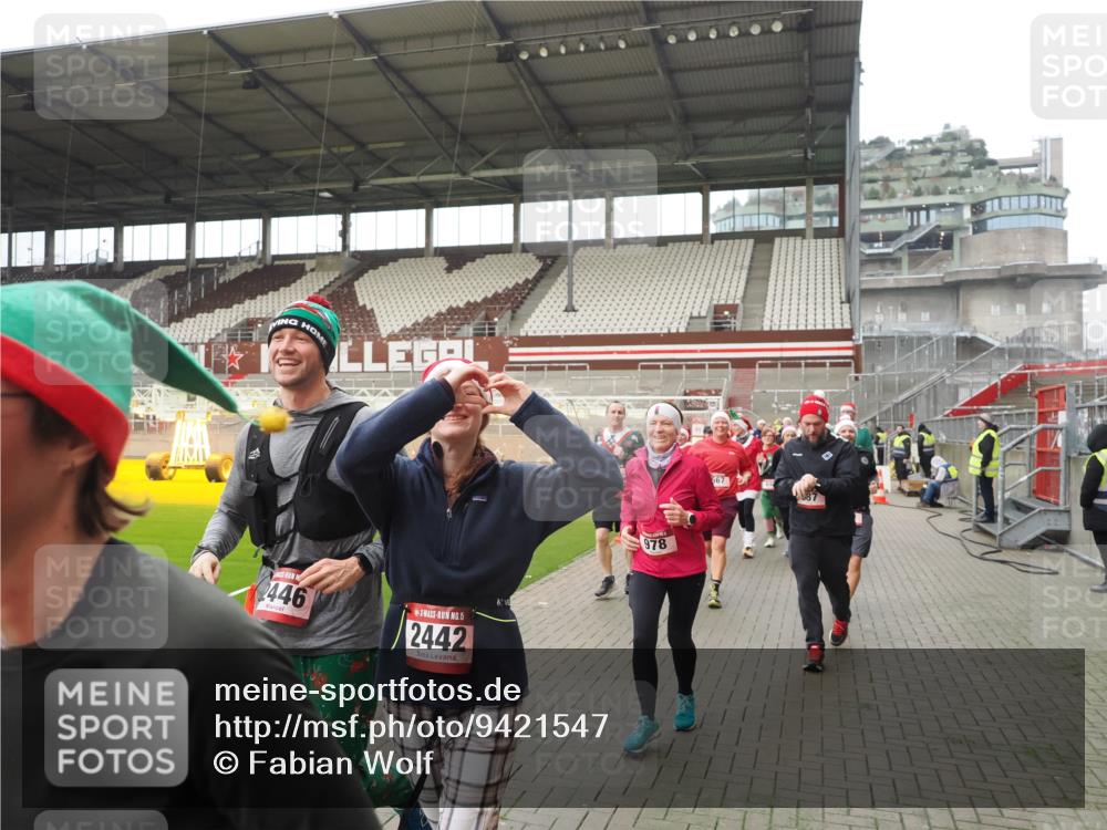 07.12.2025 - St. Pauli X-Mass-Run No. 15 Fabian Wolf http://msf.ph/oto/9421547 07.12.2025 11:46:54 Ziel 346, 371, 567, 570, 609, 640, 642, 645, 647, 649, 903, 978, 987, 1276, 1881, 1882, 2047, 2114, 2179, 2180, 2182, 2222, 2347, 2442, 2446, 2798, 2928, 3010, 3210, 3525, 3777, 3924, 3925, 3961 meine-sportfotos.de