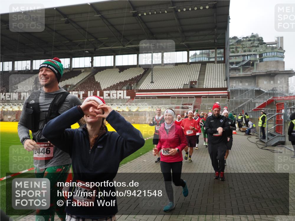 07.12.2025 - St. Pauli X-Mass-Run No. 15 Fabian Wolf http://msf.ph/oto/9421548 07.12.2025 11:46:54 Ziel 346, 371, 567, 570, 609, 640, 642, 645, 647, 649, 903, 978, 987, 1276, 1881, 1882, 2047, 2114, 2179, 2180, 2182, 2222, 2347, 2442, 2446, 2798, 2928, 3010, 3210, 3525, 3777, 3924, 3925, 3961 meine-sportfotos.de