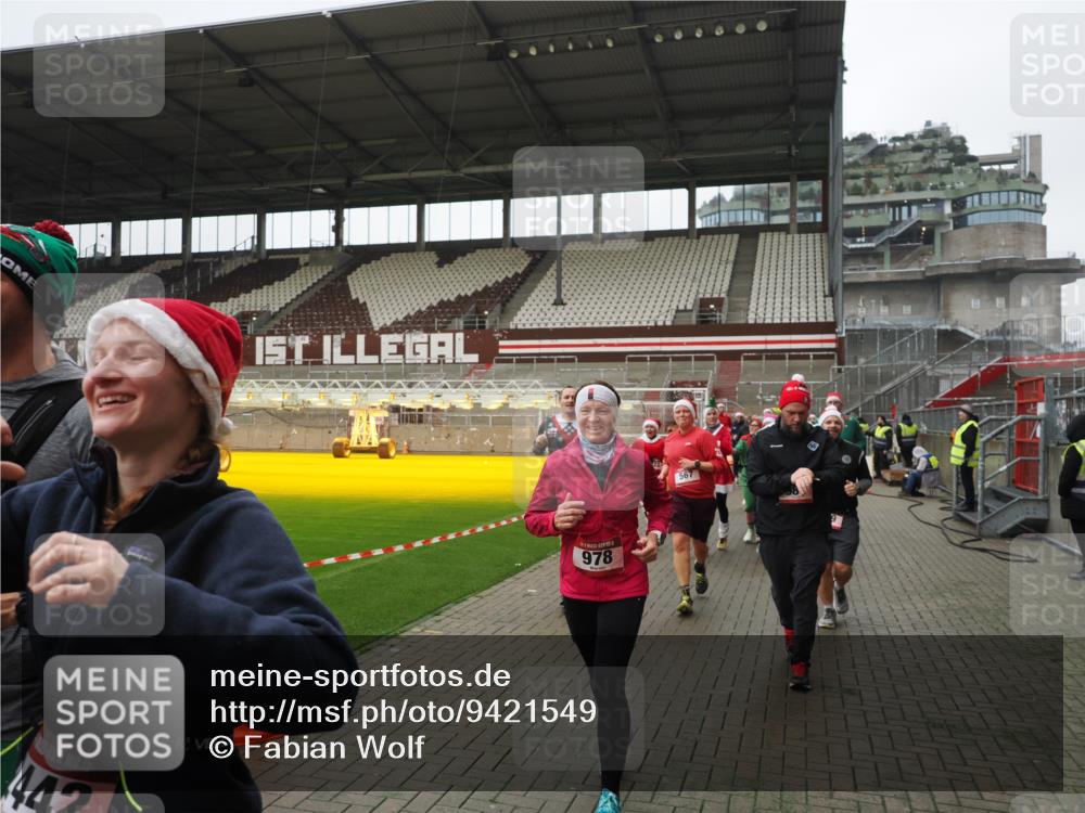 07.12.2025 - St. Pauli X-Mass-Run No. 15 Fabian Wolf http://msf.ph/oto/9421549 07.12.2025 11:46:54 Ziel 346, 371, 567, 570, 609, 640, 642, 645, 647, 649, 903, 978, 987, 1276, 1881, 1882, 2047, 2114, 2179, 2180, 2182, 2222, 2347, 2442, 2446, 2798, 2928, 3010, 3210, 3525, 3777, 3924, 3925, 3961 meine-sportfotos.de