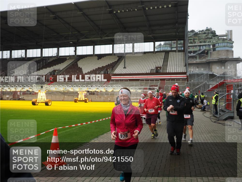 07.12.2025 - St. Pauli X-Mass-Run No. 15 Fabian Wolf http://msf.ph/oto/9421550 07.12.2025 11:46:54 Ziel 346, 371, 567, 570, 609, 640, 642, 645, 647, 649, 903, 978, 987, 1276, 1881, 1882, 2047, 2114, 2179, 2180, 2182, 2222, 2347, 2442, 2446, 2798, 2928, 3010, 3210, 3525, 3777, 3924, 3925, 3961 meine-sportfotos.de