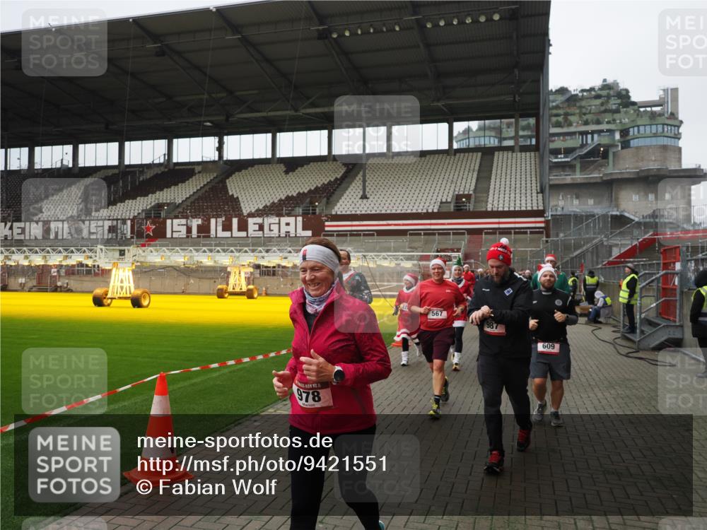 07.12.2025 - St. Pauli X-Mass-Run No. 15 Fabian Wolf http://msf.ph/oto/9421551 07.12.2025 11:46:55 Ziel 346, 371, 567, 570, 609, 640, 642, 645, 647, 649, 903, 978, 987, 1276, 1881, 1882, 2047, 2114, 2179, 2180, 2182, 2222, 2347, 2442, 2446, 2798, 2928, 3010, 3210, 3525, 3777, 3924, 3925, 3961 meine-sportfotos.de