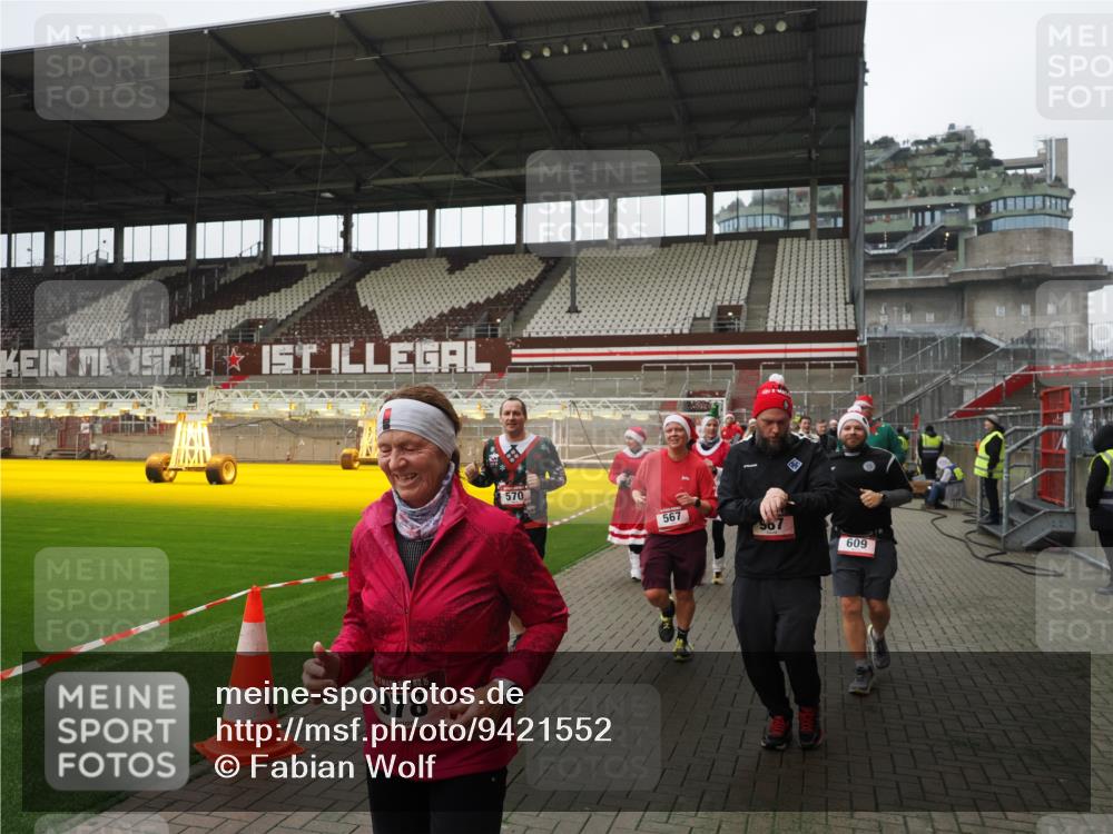 07.12.2025 - St. Pauli X-Mass-Run No. 15 Fabian Wolf http://msf.ph/oto/9421552 07.12.2025 11:46:55 Ziel 346, 371, 567, 570, 609, 640, 642, 645, 647, 649, 903, 978, 987, 1276, 1881, 1882, 2047, 2114, 2179, 2180, 2182, 2222, 2347, 2442, 2446, 2798, 2928, 3010, 3210, 3525, 3777, 3924, 3925, 3961 meine-sportfotos.de