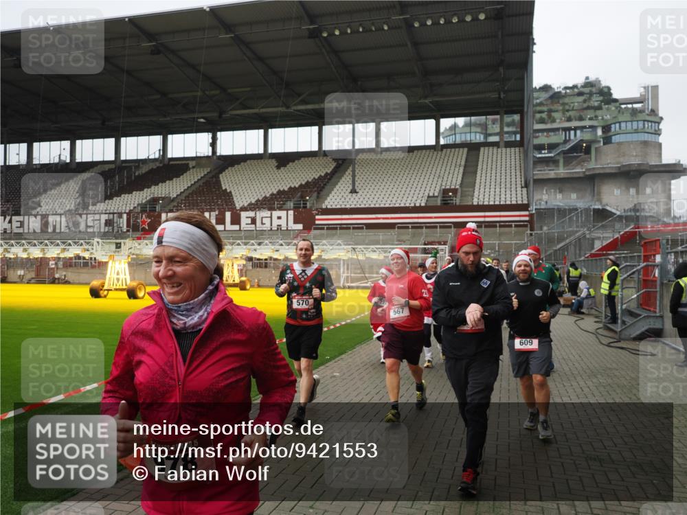 07.12.2025 - St. Pauli X-Mass-Run No. 15 Fabian Wolf http://msf.ph/oto/9421553 07.12.2025 11:46:55 Ziel 346, 371, 567, 570, 609, 640, 642, 645, 647, 649, 903, 978, 987, 1276, 1881, 1882, 2047, 2114, 2179, 2180, 2182, 2222, 2347, 2442, 2446, 2798, 2928, 3010, 3210, 3525, 3777, 3924, 3925, 3961 meine-sportfotos.de