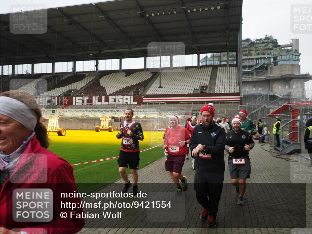 07.12.2025 - St. Pauli X-Mass-Run No. 15 Fabian Wolf http://msf.ph/oto/9421554 07.12.2025 11:46:55 Ziel 346, 371, 567, 570, 609, 640, 642, 645, 647, 649, 903, 978, 987, 1276, 1881, 1882, 2047, 2114, 2179, 2180, 2182, 2222, 2347, 2442, 2446, 2798, 2928, 3010, 3210, 3525, 3777, 3924, 3925, 3961 meine-sportfotos.de