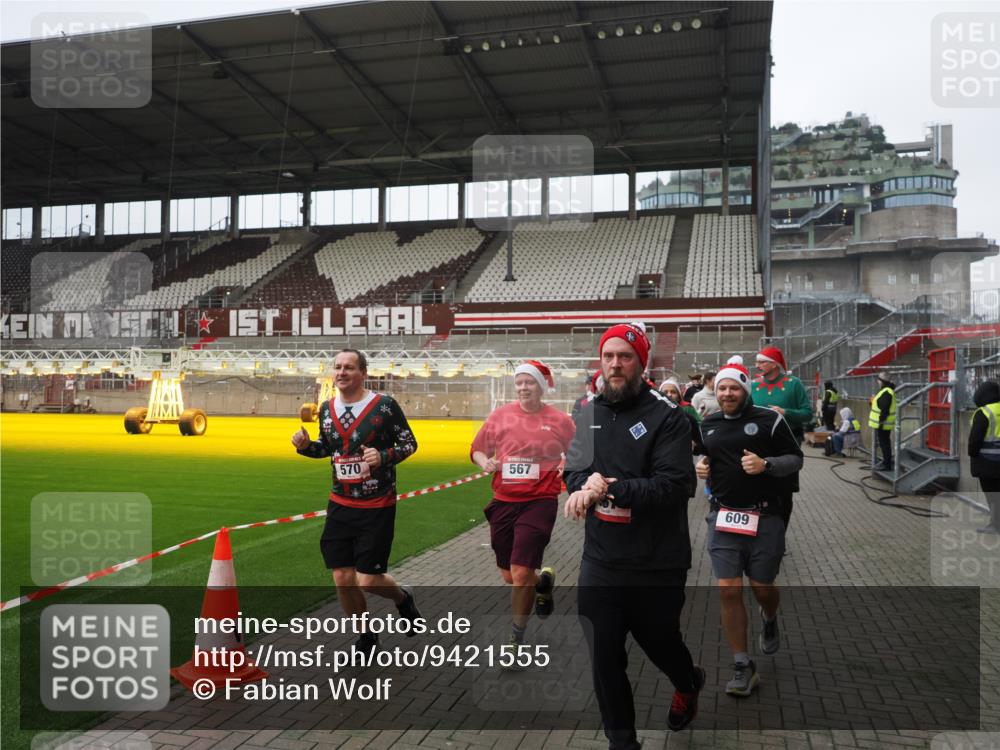 07.12.2025 - St. Pauli X-Mass-Run No. 15 Fabian Wolf http://msf.ph/oto/9421555 07.12.2025 11:46:56 Ziel 346, 371, 567, 570, 609, 640, 642, 645, 647, 649, 903, 978, 987, 1276, 1881, 1882, 2047, 2114, 2179, 2180, 2182, 2222, 2347, 2442, 2446, 2798, 2928, 3010, 3210, 3525, 3777, 3924, 3925, 3961 meine-sportfotos.de